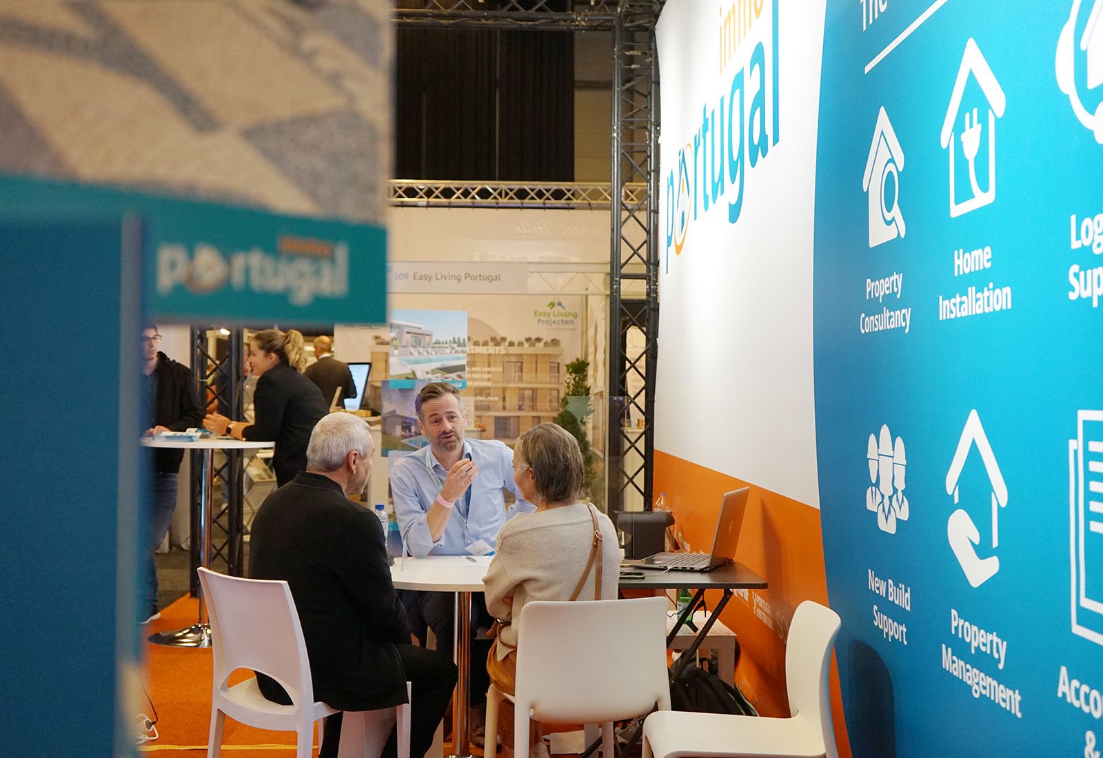 Second Home - Flanders Expo Ghent - Immo Portugal - Oct 2021 - Tim Demeyer meeting with clients